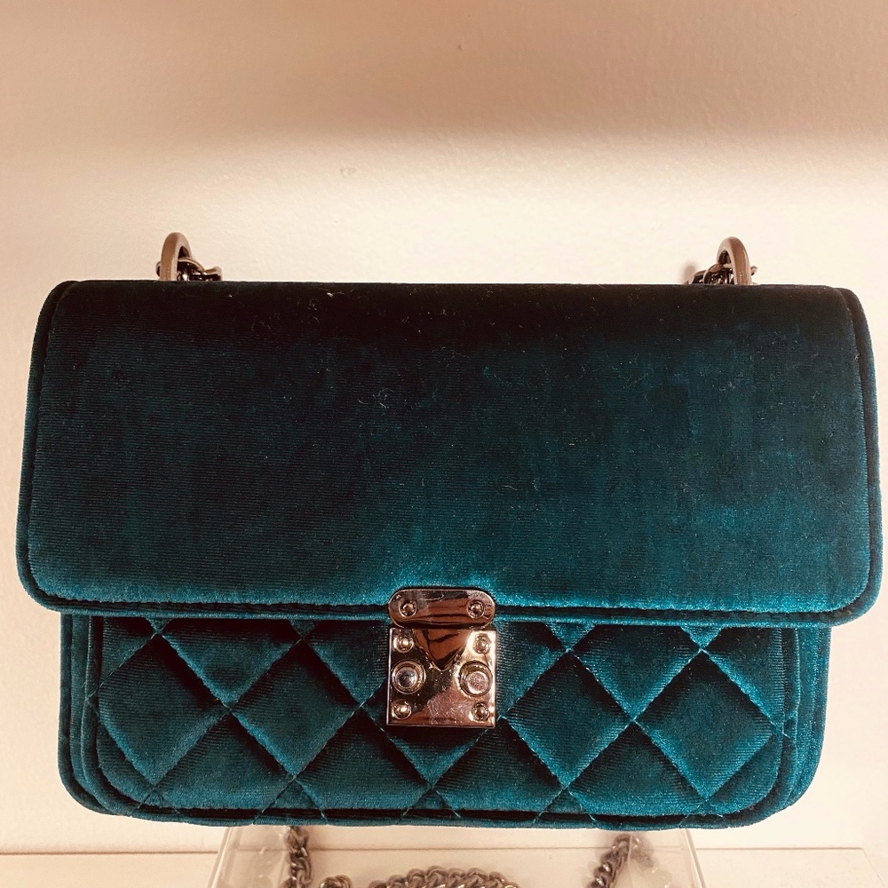 KC JAGGER Mila Velvet Quilted Bag